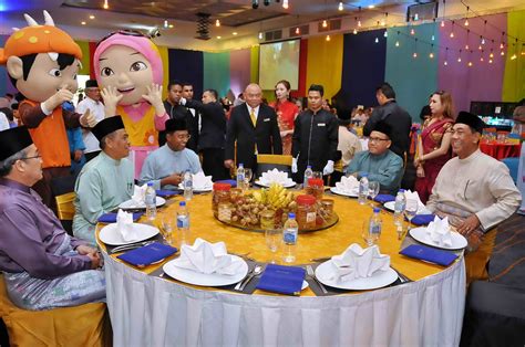Ada 20 gudang lagu warna warni aidilfitri lirik nyanyian ramai terbaru, klik salah satu untuk download lagu mudah dan cepat. PKNP Group Warna-Warni Aidilfitri Open House 2016 | PKNP
