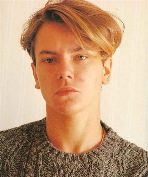 34 Things That Will Make 90s Girls Feel Old River Phoenix Phoenix Hair 90s Girl