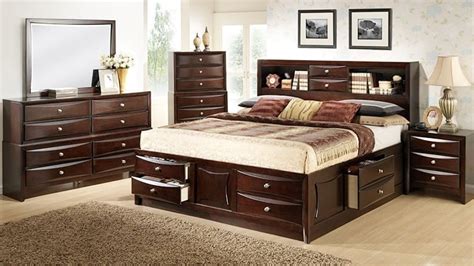 Typically, the sets comprise a nightstand, a king size bed, a mirror, a chest, and a dresser; Top 10 Best King Size Bedroom Sets in 2020 | Bedroom Furniture