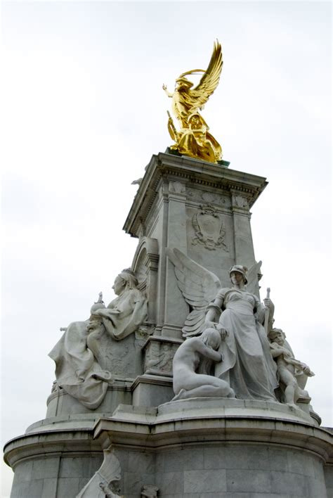 Victoria Memorial London Victoria Memorial Statue Lion Sculpture