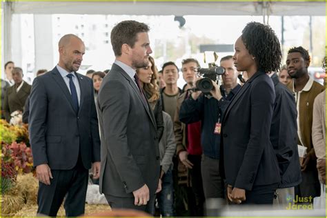 Oliver And Felicity Hold Hands For Star City S Thanksgiving Dedication On Arrow Photo 1124546