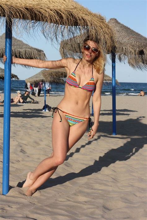 Andreea raicu (42 de ani) a fost fotografiată complet goală în așternuturi, iar fanii au reacționat imediat la poza îndrăzneață. Andreea Balan, Dana Rogoz si Andreea Spataru - in costum ...