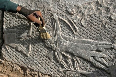 Irak découverte à Mossoul de bas reliefs assyriens vieux de 2 700 ans