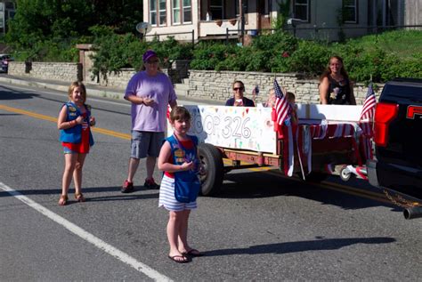 Jay Parade Draws A Crowd Despite Heat Wave Daily Bulldog