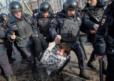 Russian Police Detain Protesters Photos Images Gallery 62582