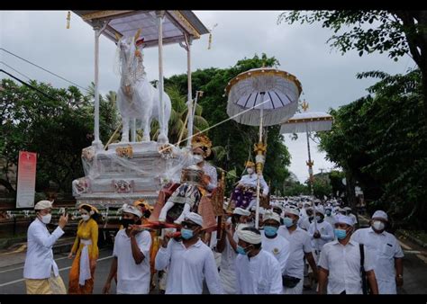 Rangkaian Prosesi Upacara Ngaben Pemuka Agama Hindu Di Bali Antara Foto