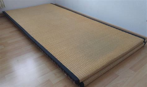 Tatami matten onlinekauf tatami ist eine aus gepreßtem reistroh hergestellte bodenmatte, die in japan als bodenbelag in traditionellen räumlichkeiten eingesetzt wird. Tatami-Matten, Japanisch schlafen | Kaufen auf Ricardo