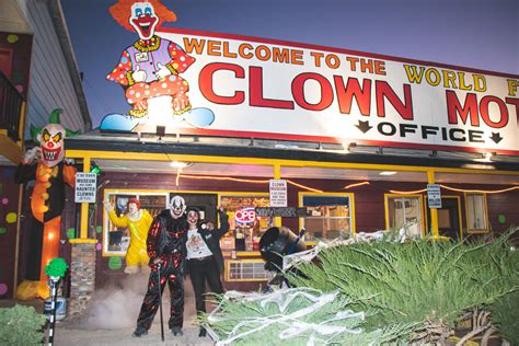 Exploring Our Backyard Come Inside The World Famous Clown Motel Krxi