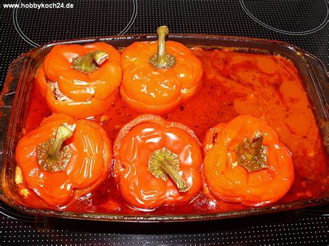 Gefüllte Paprika in Tomatensoße