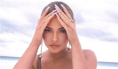 Kylie Jenner Presume Sus Curvas En Ajustado Traje De Baño