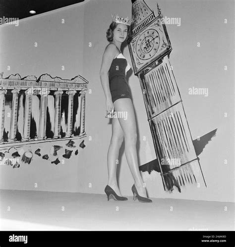 Miss World 1958 Penelope Anne Coelen Makes Her First Appearance As A Fashion Model 17th