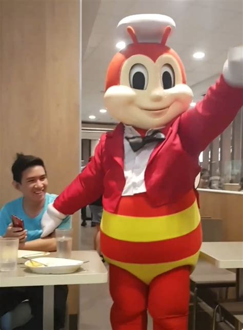 Jollibee Mascot Helped Man To Get The Attention Of Female Customer