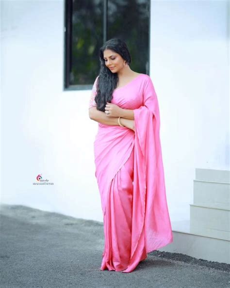 Gorgeous Mallu Aunty Asha Sarath Looks Cute In Saree Photoshoot
