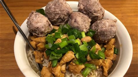 Di bawah ini bun cara membuatnya, tolong teliti ya bun. Bikin bakso daging rusa campur dengan daging ayam. - YouTube