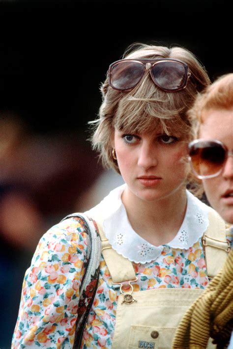 Dianas söhne prinz william und prinz harry einigten sich laut nachrichtenagentur pa darauf, das kleidungsstück aus dem nachlass ihrer 1997 bei einem vier jahrzehnte nach der hochzeit von prinz charles und prinzessin diana wird das brautkleid der königin der herzen bei einer ausstellung im. 15 Outfits von Prinzessin Diana aus The Crown & ihre ...