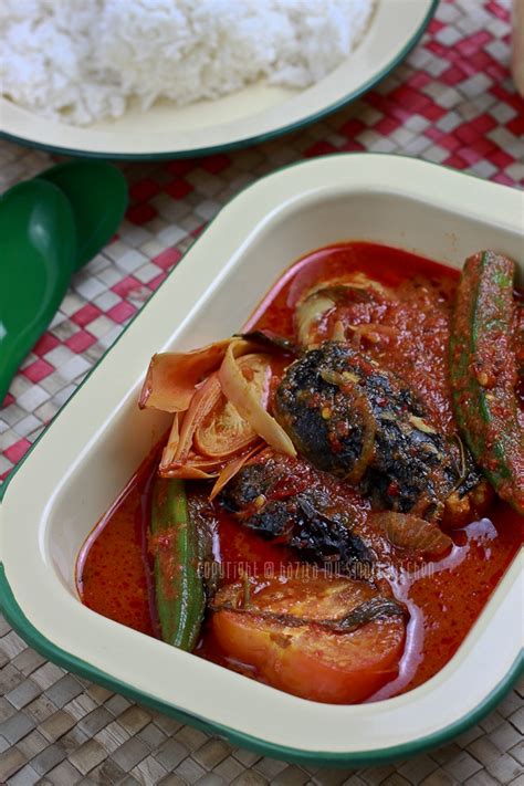 Ada yang menggunakan ayam, pelbagai jenis ikan, daging, tetel, atau apa saja yang ada untuk dibuat lauk. My Small Kitchen: Asam Pedas Ikan Sembilang