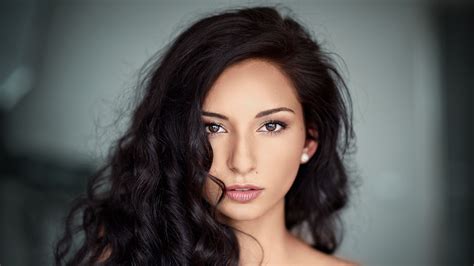 Black Curly Hair Girl Model In Blur Background 4k 5k Hd Girls