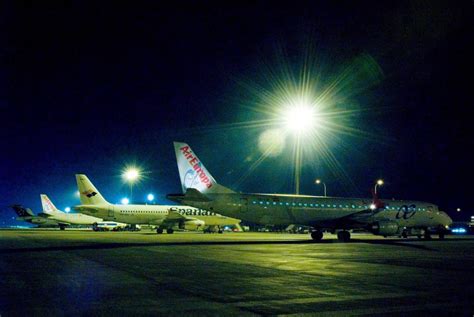 Aeropuerto de el salvador de noche. El aeropuerto 'dormido'