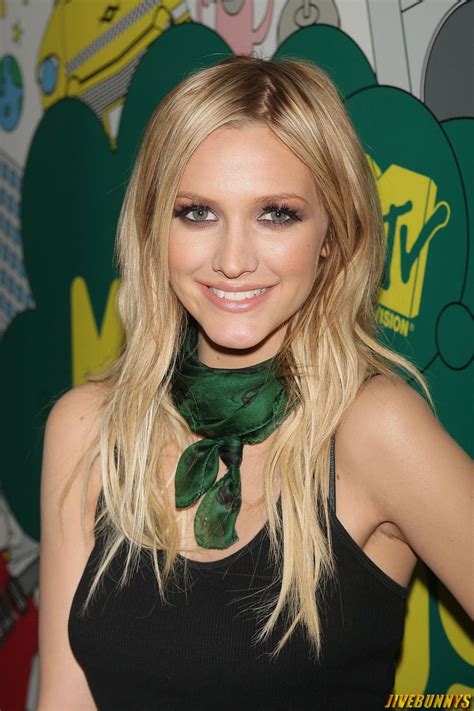 Sua chará ashlee simpson resolveu abandonar parcialmente a morenisse alcançada, e optou por uma forte tendência atual, os cabelos tingidos em degradê. Blonde hair color, Celebrity hairstyles, Celebrity hair colors