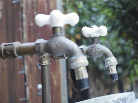 Wenn ihr außenhahn ständig undicht ist, können sie ihn hier einfach reparieren. So finden Sie den richtigen Wasserhahn für den Garten