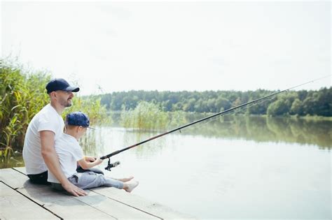 Padre E Hijo Pescando En El Lago Esposo E Hijo Juntos En Un Picnic
