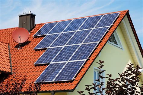 Saya merencanakan membangun rumah kos di sidoarjo, dan saya berminat untuk menggunakan solar panel sebagai alternatif untuk lebih menghemat listrik. 7 Jenis Atap untuk Renovasi Rumah Anda: Atap panel surya ...