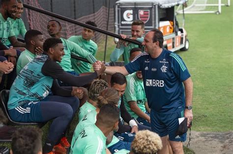 Na companhia do nosso assistente virtual. Rogério Ceni cresce 84% no Twitter após contratação pelo ...