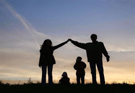 Membangun sebuah keluarga tentu diharapkan disertai dengan kebahagiaan. Langkah Mewujudkan Keluarga Bahagia