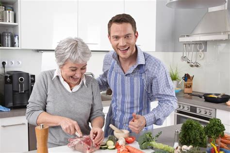 Het Paar In Liefde Het Koken Samen In De Keuken En Heeft Pret Stock Foto Image Of Verhoudingen