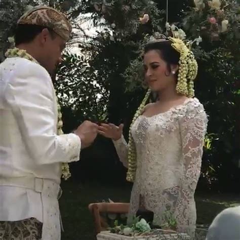 Cincin tersebut yaitu cincin yang diberikan hamish daud untuk raisa saat berlangsungnya prosesi selanjutnya sebuah cincin yang berada ditengah dan paling kanan adalah cincin pernikahan hamish. Sah Jadi Suami Istri, 10 Potret Momen Bahagia Akad Nikah Raisa-Hamish Ini Bikin Merinding