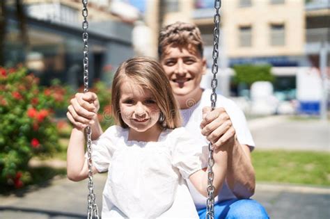 Padre E Hija Sonriendo Confiados Jugando En Swing En El Patio De Recreo