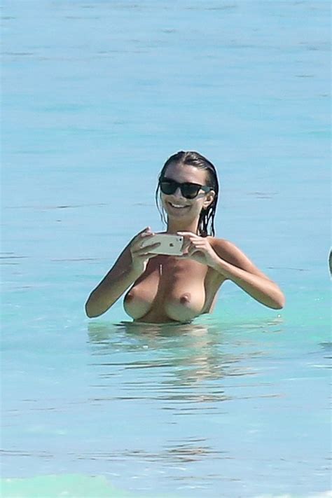 Η Emily Ratajkowski topless στο Μεξικό LifeViews