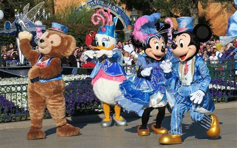 Chessy : Disneyland Paris fête les 90 ans de Mickey - Le Parisien