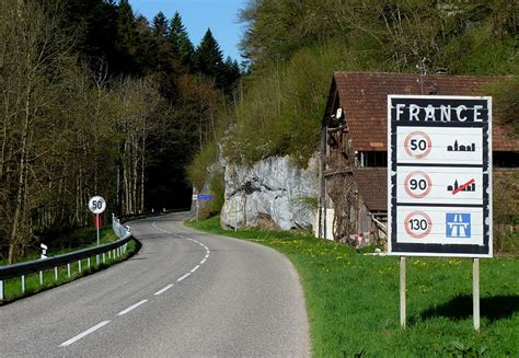 Konkret will die schweiz die grenze im kanton tessin schützen. Hier ist die Strasse die Grenze. Links die Schweiz ...