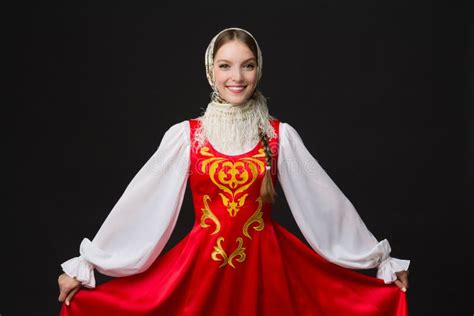 muchacha caucásica sonriente hermosa en el traje popular ruso foto de archivo imagen de
