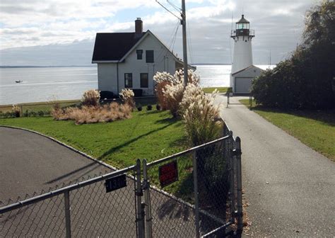 Federal Government Is Giving Away The Warwick Neck Lighthouse
