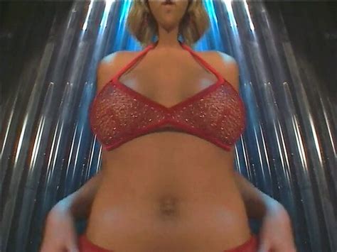 Gadis Cantik Berdada Besar Dengan Pakaian Merah Menunggangi Mesin Seks Di Klub Tari Telanjang