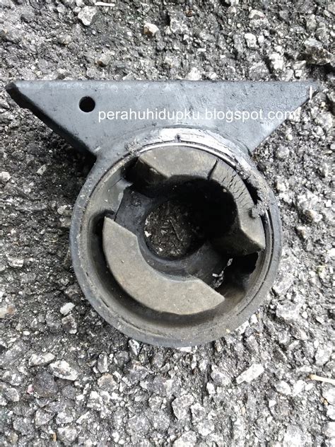 Saat melepas kopling setelah memasukkan gigi persneleng. BAHAYA MENANTI JIKA MOUNTING ENGINE KERETA ROSAK ...