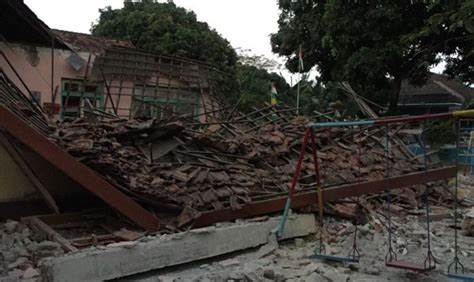 New Shallow 62 Magnitude Earthquake Hits Indonesias Lombok As Death Toll From First Tremor