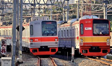 KRL di Stasiun Tanjung Barat Dilempari Batu