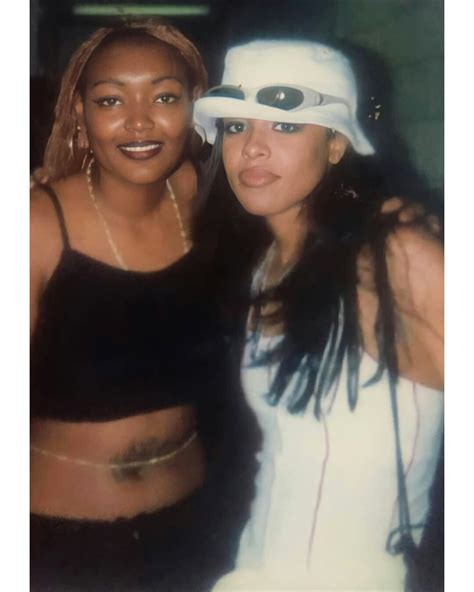 Sexy Women Aaliyah With Fan 💝 Aaliyah 90s Aaliyah Hair Aaliyah