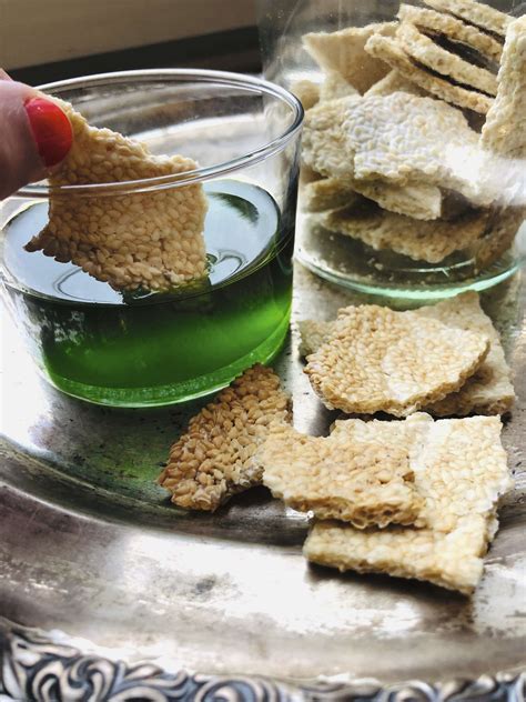 Wir haben für dich leichte und zugleich einfach leckere rezepte für die stoffwechselkur ausgearbeitet. Petersilien-Minz Öl mit Sesamcrackern · Effilee