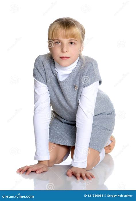 Маленькая девочка на ее коленях Стоковое Фото изображение насчитывающей красивейшее дочь