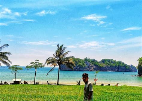 Pantai mutun terletak sekitar 25 km dari kota bandar lampung yang menjadi destinasi wisatawan. 10 Pantai di Trenggalek dengan Pemandangan yang Memesona