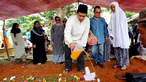 Hidup itu memang sekali, namun jika melakukan sesuatu yang baik, satu kalipun sudah cukup. Jenazah Tan Sri Napsiah selamat dikebumikan - YouTube