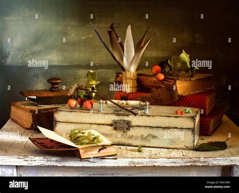 Un Bodegón Con Libros Una Caja De Plumas Y Un Pisapapeles Vintage