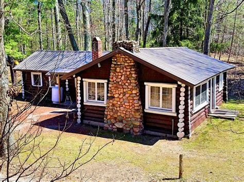 Classic rustic looks & cabin style. Log Cabin near Cadillac, Michigan