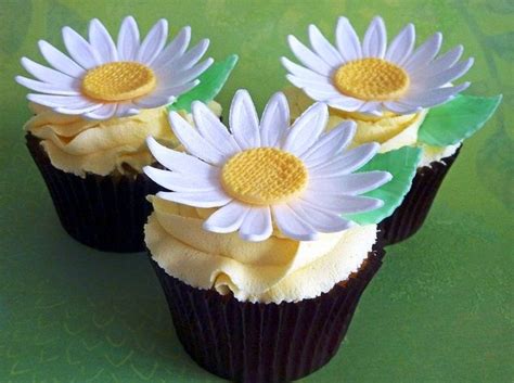 After easter dinner, it's a must to have a springy easter dessert! Daisy-flowers-cupcakes | Daisy wedding cakes, Daisy wedding, Daisy cupcakes