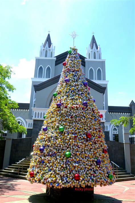 Tulisan itu dimuat dalam majalah bahasa dan sastra. Unik, Pohon Natal 'kaleng' di Gereja Santo Laurensius - Kabari News