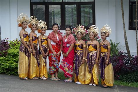 Jun 24, 2013 · 3. วัลลดา คงสามารถวัฒนา: นำนักเรียนไปแสดงบนเวทีเทิดพระเกียรติ ...